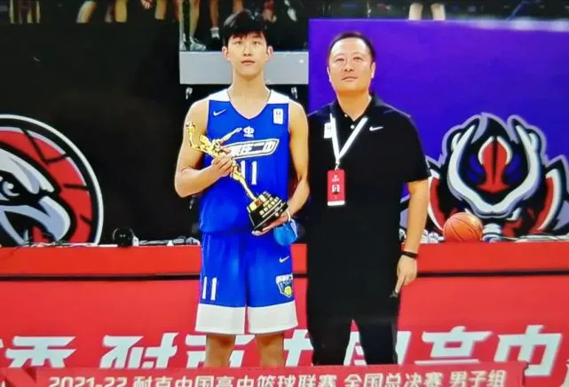 篮球教练如何为不同年龄段的球员制定战术训练方案?_1